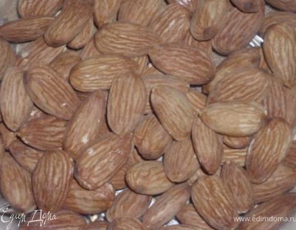 Миндальные коржи:
Измельчить орехи. Я это сделала с помощью механической мясорубки.
