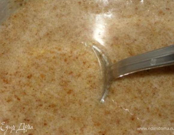 Перемешать белки, сахар, миндаль, ванилин, разрыхлитель и щепотку соли. Нагревать массу на водяной бане до растворения сахара. 
