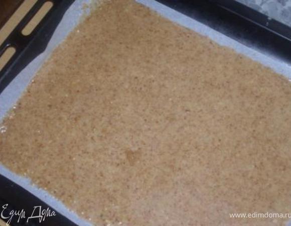 Противень (у меня 40*30см) застелить пекарской бумагой, вылить и равномерно распределить тесто. Выпекать 25-30 минут при 150-170*. 

 