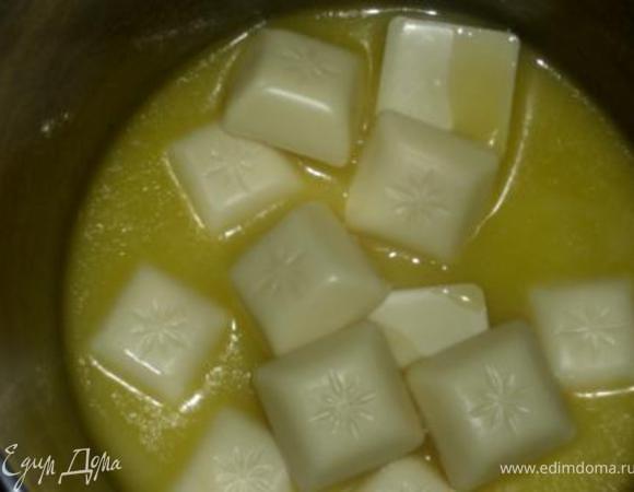 Шоколадные коржи: Растопить на водяной бане масло и шоколад, перемешать.
