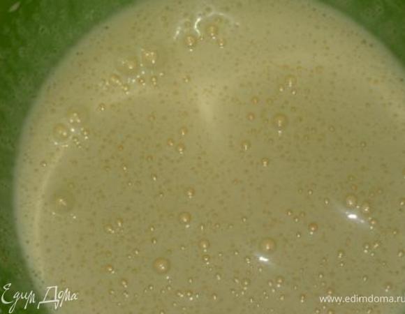 Отделить белки от  желтков. Белки взбить с щепоткой соли до устойчивых пиков. Желтки сзбить с сахаром до бела.
