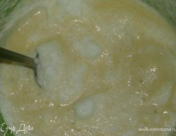 Остывшую шоколадную массу постепенно, при помешивании, добавить в желтки, быстро ввести просеянную муку, разрыхлитель и ванилин. Деликатно перемешивая ложкой, соединить со взбитыми белками. Выпекать на таком же противне, около получаса при 180-200*.
