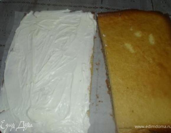 Крем: Сливки взбить с сахарной пудрой, аккуратно ввести сыр. 
Миндальный корж промазать кремом (1/2 общей массы), накрыть сверху шоколадным и отправить в холодильник на пару часов. Разрезать коржи пополам. Смазать одну половинку кремом и накрыть второй.
