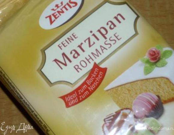 Марципановую массу соединить с какао и тщательно перемешать. 
