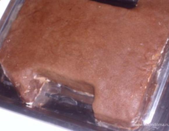 Раскатать скалкой и покрыть ею торт, разглаживая поверхность. 