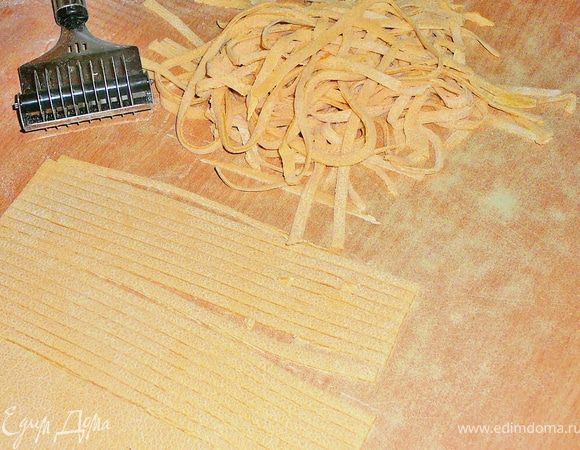 Для пасты:В большую миску насыпать просеянную муку,добавить яйца и щепотку соли.Потихоньку начинать замешивать,пальцем подмешивая муку к яйцам.Таким образом замесить тесто с большей частью муки,а оставшуюся высыпать на стол,положить в нее тесто и продолжать месить.Месить до тех пор пока тесто станет гладким,не будет липнуть к рукам.Завернуть в пленку и оставить его полежать с минут 20-30.Затем присыпать стол мукой и раскатать тесто в тонкий пласт.Если вы будете делать много порций то удобнее тесто поделить на несколько частей.Расскатать тесто как можно тоньше.Теперь нарезать на тонкие длинные полоски,можно сложить тесто в несколько слоев и нарезать так,но не забывайте тесто тогда должно быть хорошо присыпано мукой,иначе может слипнуться.Закипятить большую кастрюлю воды,а паста и макароны должны вариться в большом кол-ве воды.Подсолить воду,всыпать пасту и варить до готовности,все зависит от качество вашей муки по-этому и время приготовления разное.