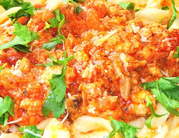 Соус Болоньез:Мясо перекрутить через мясорубке.В сотейнике нагреть масло,добавить очищенную и натертую на мелкую терку морковь,мелко порезанный лук.Тушить минут 5.Добавить фарш,хорошо перемешать,тушить минут 7,помешивая,добавить орегано и базилик.Добавить томатную пасту,мелко порезанный чеснок,перемешать.(В этот момент по желанию влить вино и Вустершир)я добавила бульон,перемешать.Добавить помидоры,хорошо перемешать,добавить порезанные оливки,мелко порезанный чили.Можно так же добавить сок от помидор,примерно пол стакана.Тушить еще минут 5-7, посолить,поперчить,затем влить молоко.Тушить на медленном огне примерно 40-50минут.В конце посыпать мелко порезанной кинзой или петрушкой.