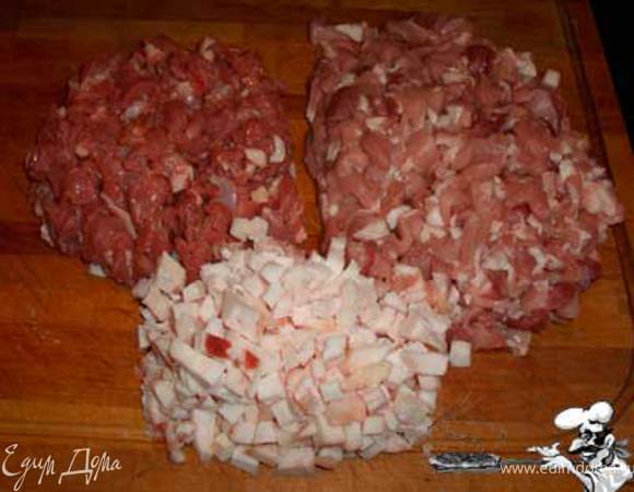 Дорогой кулинар! Скажи мне, как часто ты ешь Пельмени, купленные в магазине? 
Тут надо оговорится, что магазинные пельмени бывают разные, в разных городах и весях. В Питере едят "Боярские" (из мяса известного артиста), в Москве- "Останкинские" (из останков), в других городах- не знаю какие. Так вот как часто? Часто? Я так и думал. Много ты их ешь? Почему? Да все просто, быстро, надежно, и не слишком уж отстойно. Они, Пельмени проходят с тобой через всю твою жизнь. Ты идешь в магазин, проходишь мимо витрин, где ровными рядами как солдаты на плацу выстроились пакеты с молоком и йогуртами, мимо чужеродных как негр в сибири ананасов и киви, мимо зазывно поблёскивающей лоснящимися боками семги. Ты пройдешь мимо всего этого, чужого, не нашего. И тут ты увидишь Их. Они будут лежать совсем не там, где они этого заслуживают, не в самом центре магазина, нет, Они будут в темном уголке, между овощными наборами и погибшими своей смертью пессимистичными замороженными курами. Но Им и не нужно быть в центре внимания, Они и так завоюют тебя как только ты увидешь Их покатые бока, прижавшиеся друг к другу как любовники в порыве страсти. Но еще больше покорят тебя Пельмени домашние, если ты, конечно не поленишься воспроизвести их со мной.
Процесс приготовления Пельменей- домашних не терпит суеты и спешки. 
Дух и руки должны быть чистыми, сердце горячим, а разум холодным (так учит ВВП). Не спеши. Успокойся. Выпей холодной водицы, а лучше водочки, выкури сигаретку, приведи мысли в порядок. 
Вот теперь можно уже и начать замешивать тесто. 
Метода довольно обычная. Берем больше килограмма муки, в которую разбиваем яйцо, добавляем соли и, постепенно добавляя холодную воду, замешиваем довольно жидкое тесто, не блинное, но как густая сметана. Тесту надо дать постоять хотя бы полчаса, чтобы набухла мука. После этого большую доску подпыливаем мукой и выливаем на неё тесто из тазика. Подсыпая по краям муку, тесто вымешиваем минут 15, пока оно не набрало нужное количество муки, оставаясь при этом очень мягким. Готовому тесту надо дать отдохнуть минут 20-30, после чего его можно раскатывать и вырезать круги банкой.
Что же делать дальше, спросишь ты меня, дорогой кулинар? Отвечу сразу: спокойствие, только спокойствие! 
Сейчас я расскажу все последовательно и по порядку, без суеты и спешки, как оно и подобает при обращении с Пельменями. 
Взять мясо. На картинке: слева- говядина, справа- свинина, внизу- курдючный жир. На этой же картинке понятны и пропорции.
