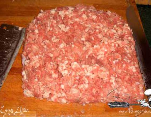 Мясо нужно рубить крупно, вручную. Такую устроить вивисекцию! Уложиться минут в 40, но мясорубку не доставать совершенно. Вот результат:
