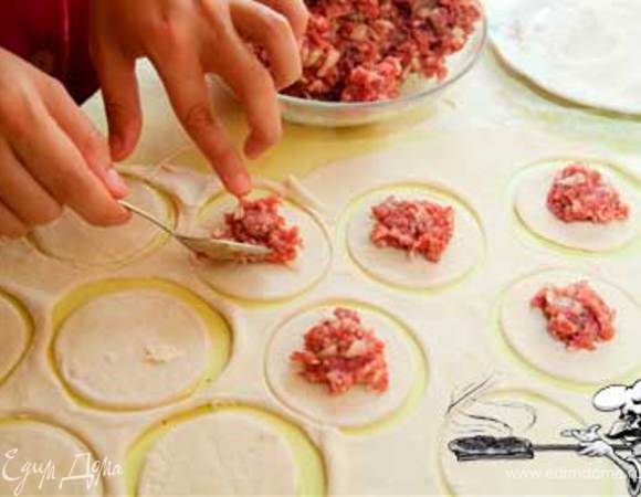 Фарш развести остававшимся с прошлых праздников свиным бульоном, накрошить 3-4 луковицы среднего калибра, соли изрядно, перцы всякие толчёные. По ходу дела ещё пару раз нужно укрепить здоровье.
Ну и садись лепить, а жена пусть помогает, вот так:
