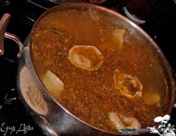 После нескольких часов усилий налепить сколько нужно штук, весь балкон уставить. Голодным как волк, взяться варить – специально отложить всю некондицию, ублюдков и уродцев, чтобы на публике не позориться. 
Накипятить воды в большой кастрюле, масла налить, соли хорошей насыпать, лаврухи, перцев всяких, травы сушёной – и давай Пельмени кидать