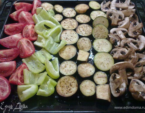 Режем баклажаны кружочками, помидоры на четвертинки, перцы небольшими кусочками.Выкладываем все на противень и грибы тоже. посыпаем овощи солью и перцем сбрызгиваем оливковым маслом