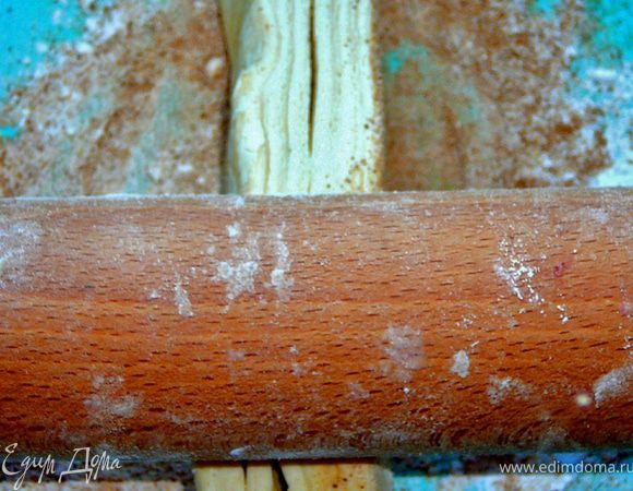 Раскатать его(придерживая рукой чтоб слои не расспались). 
