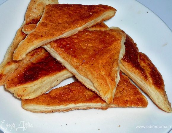 Раскатать толщиной в 0,3-0,4мм.Нарезать на удобные вам формы,я нарезала треугольниками.Сковороду поставить на самую маленькую комфорку,на самые маленький огонь.Нагреть.Выложить на нее треугольнички,жарить без масла.Жарить переворачивая,около 20-25 минут(все зависит от вашей плиты). 
