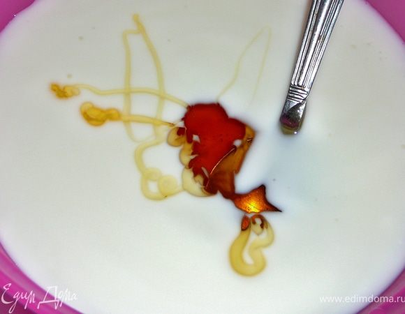 Теперь собираем десерт. Густой йогурт смешать с медом. 
