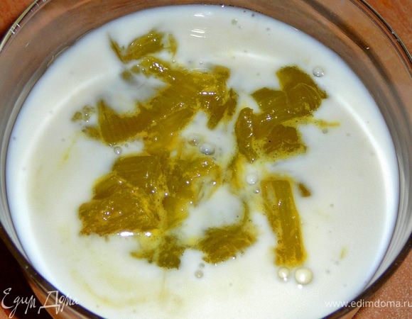 Разложить по креманкам,добавить ревень. 
