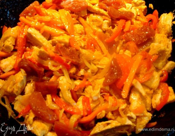 Овощи нарезать соломкой,лук-полукольцами,мясо-небольшими кусками.В хорошо разогретый казан влить масло и обжарить сначала лук,затем добавить мясо,затем морковь и наконец сладкий перец и курагу.Так называемый зирвак следует сдобрить специями и посолить.