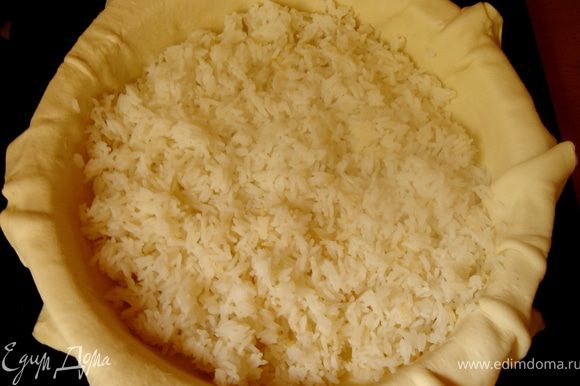 Выложить тесто в форму,предварительно смазанную маслом или застеленную пекарской бумагой.На тесто первым слоем выложите рис,затем зирвак.