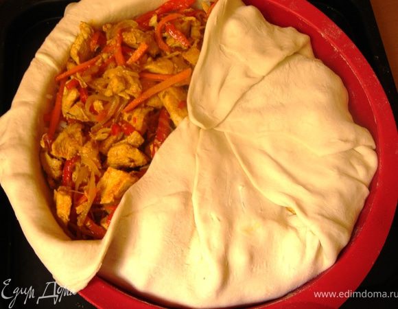 Концы теста собрать и слепить вместе так,чтобы плов был плотно закрыт.