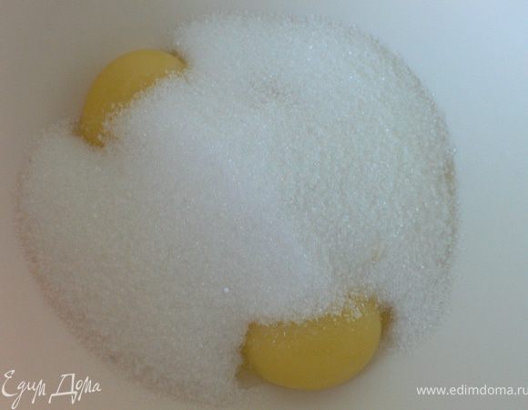 В желтки добавить сахар