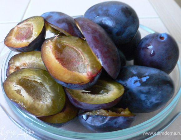 Вымать сливы, отделить от косточек