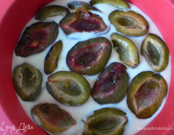 Получившееся тесто выложить в форму для выпекания, поверх теста выложить сливы и посыпать сахаром. Кто любит корицу...можно и корицу. Выпекать t180 70мин