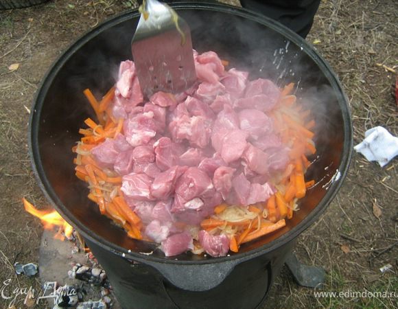 Добавьте мясо к овощам. Готовьте на сильном огне, пока мясо не начнет слегка подрумяниваться. Длительность этого этапа зависит от вида мяса, которое вы используете. Если вы готовите плов с говядиной, нужно тушить дольше.