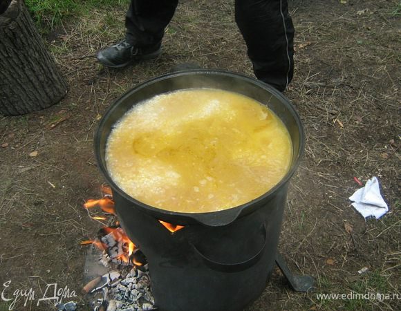 Залейте водой приблизительно на 1,5 см выше поверхности риса.