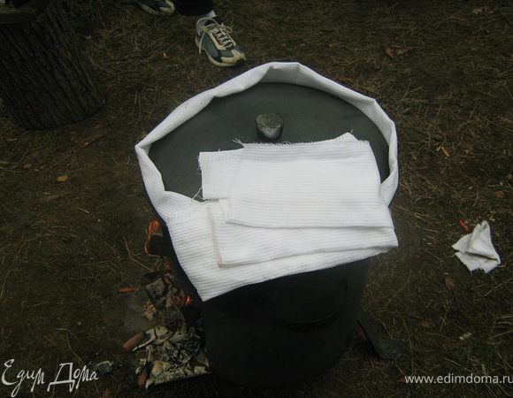 Дайте закипеть и накройте крышкой, обмотав ее полотенцем. На сильном огне дайте прокипеть плову 5 минут. За это время рис должен быстро впитать основную часть воды, далее он будет томиться.