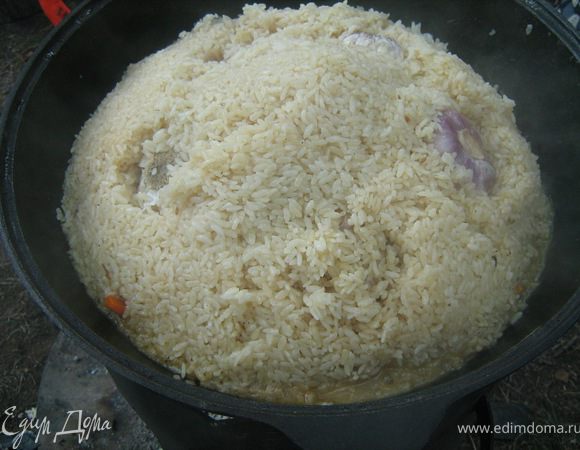Снимите крышку. У основания «срежьте» горку риса шумовкой и переверните. Накройте крышкой и оставьте томиться еще на 5 минут.