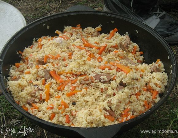 Поднимите крышку и тщательно перемешайте плов. В этот момент можно попробовать на соль и перец и добавить, если недостаточно. Если рис на ваш взгляд готов, обязательно снимите казан с огня. Перемешанному плову обязательно нужно постоять под крышкой еще 5–10 минут, чтобы все составляющие объединились. Приятного аппетита!