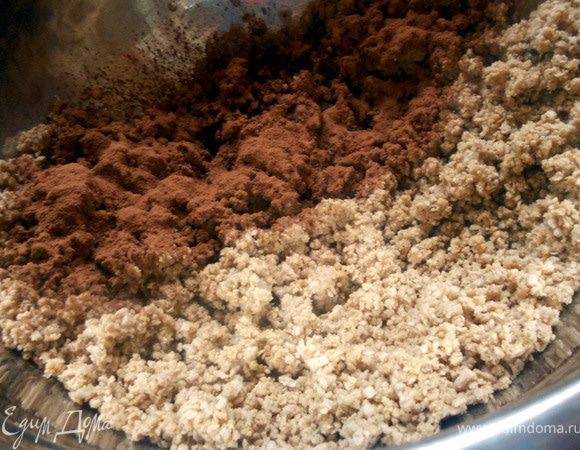 Добавить сгущенное молоко, какао-порошок и ром, размешать. 