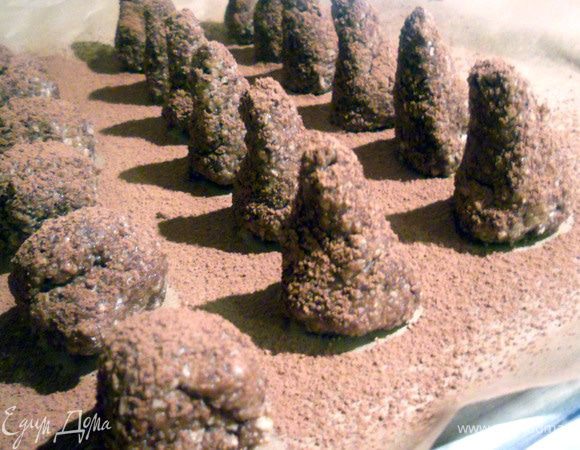 Сформировать пирамидки или пизанские башни в миниатюре - у кого как получится:) Присыпать какао, до подачи хранить в холодильнике. Перед подачей можно повторно присыпать какао. 