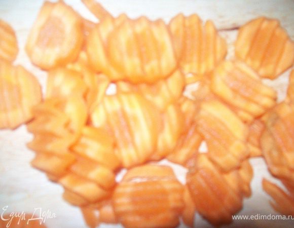 так же тонкими пластинами режем морковь