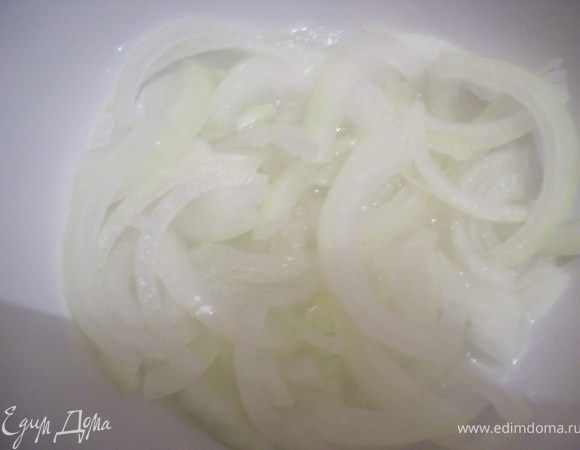 лук режем полукольцами и оставляем на 2-3 минуты в слабом растворе яблочного уксуса (если укус у вас 6% то разбавьте водой в половину, т.е. 1.ст. л. воды на 1. ст.л. уксуса).затем тчательно отжимаем уксус. 