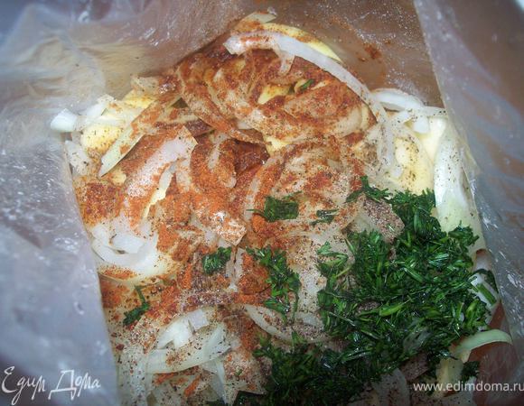 добавляем туда соль, черный перец, паприку и подсолнечное масло и рубленный укроп