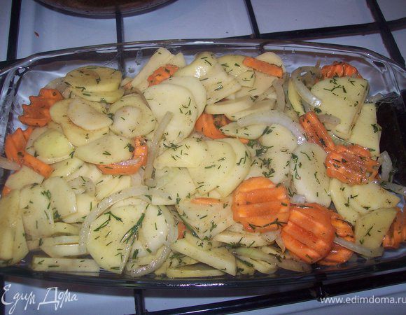 далее выкладываем овощи в форму для запекания.))  а вот кстати и она! Хорошо распределяем овощи по форме