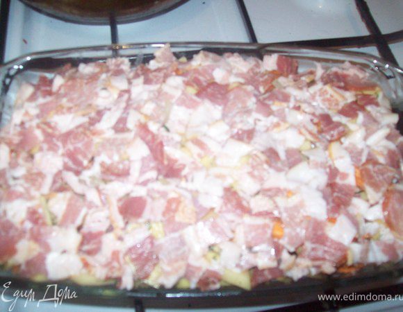 тонкими ломтиками режем бекон и укладываем его поверх картошки. очень плотно (что бы картошки не было видно) и отправляем в духовку при температуре 200-220 градусов примерно на 40 минут