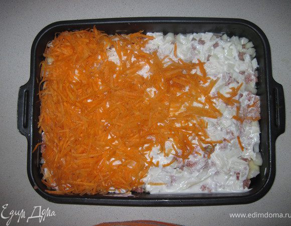 Картофель порезать кольцами
Фарш посолить и поперчить
Лук порезать кубиками
Морковь натереть на крупной терке
Перец порезать соломкой
Зелень порубить
Помидоры порезать колечками
Сыр натереть на крупной терке
Майонез перемешать со сметаной в равных частях