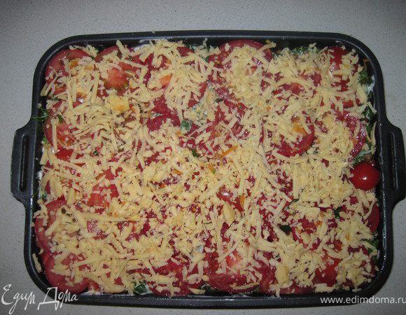 На протвень с высокими стенками выкладываем слоями:
Картофель (посолить немного)
Лук
Фарш
Майонез+сметана
Морковь
Болгарский перец
Зелень
Майонез+сметана
Помидоры
Все посыпать сыром


