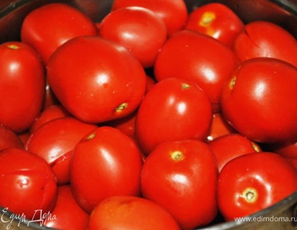 2 кг помидоров (выбрать помельче и потверже) вымыть, сделать надрезы, сложить в кастрюлю и залить кипятком. Накрыть крышкой и оставить на 20 мин.