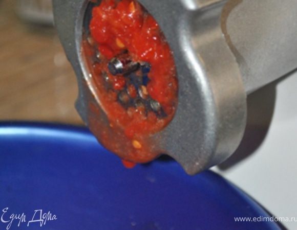 Оставшиеся 3 кг помидоров прокрутить на мясорубке и варить 15 минут после закипания, добавив соль и сахар.