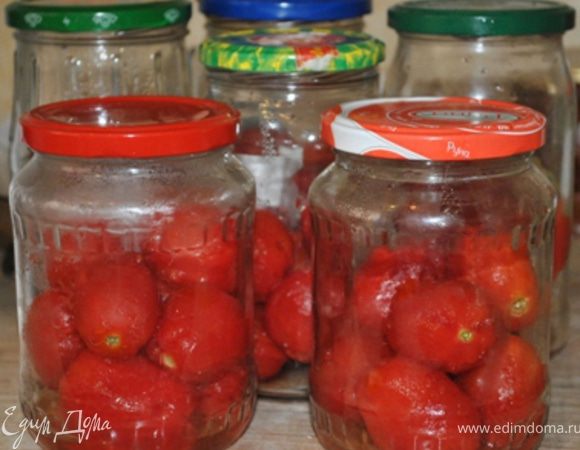 С помидоров снять кожицу, уложить на 2/3 в сухие стерильные банки. Залить кипящим томатом. Герметично закрыть. Укутать в одеяло до полного остывания.