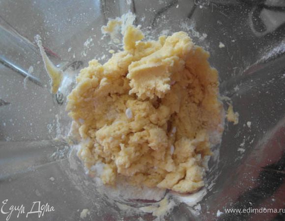 Пока карамелизируем яблоки: Масло, сахарная пудра и мука - все смешать в комбайне (смесь должна напоминать хлебные крошки).
