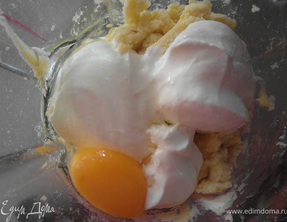 Добавить сметану, яйцо и ваниль, снова все хорошо взбить.