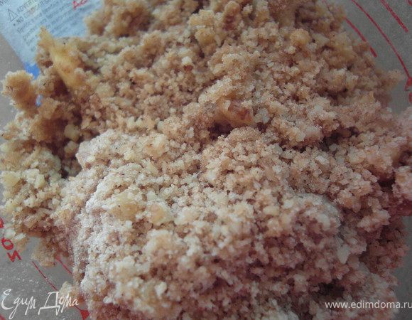 Делаем топпинг (обсыпку):
Все ингредиенты для топпинга положить в комбайн и взбить в течение приблизительно 20 секунд, или до тех пор, пока измельчатся орехи.