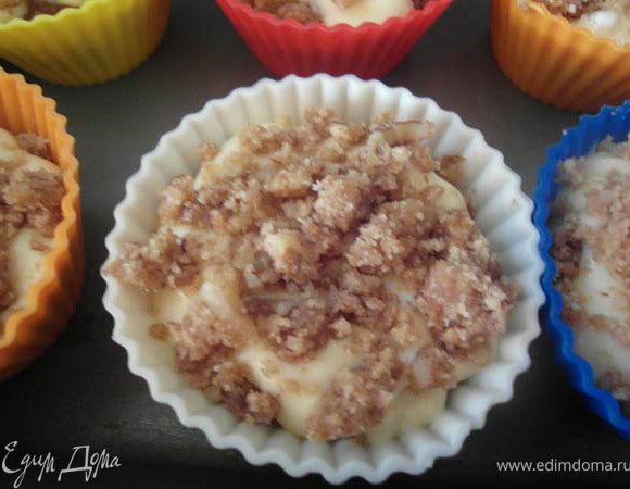 Выклыдываем тесто чайной ложечкой в формочки. 1 полная чайная ложечка теста на дно формочки (предварительно формочки рекомендуется застелить пекарской бумагой, я этого не делала, т.к. у меня силиконовые). Затем положить чайную ложечку наших мягких яблок. Затем выкладываем чайную ложечку топинга (обсыпочной смеси), далее снова ложку теста и завершаем топинком (обсыпкой).