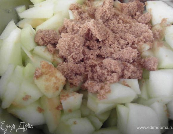 Яблоки очистить и порезать на кубики. Затем яблочные кубики переложить в маленькую кастрюльку, добавить сахар и воду, накрыть крышечкой и довести до кипения. Затем уменьшить огонь и кипятить, иногда помешивая, до тех пор пока яблоки не станут мягкими. Мои яблоки Бабуля Смит заняли приблизительно 15 минут до готовности.