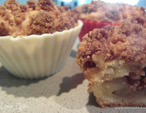 Духовку разогреть до 190 градусов (170, если с феном), выпекать 20-25 минут (завист от размера формочек и духовки). Сверху маффины должны немного подрумяниться. Рекомендую готовность проверять ножом. (П.С. Я все же чуточку передержала, сильно уж румяные у меня, как мне кажется, ... но это гости пришли, понимаете ли, и отвлекли :) Но им повезло: с кофе утречком наслаждались теплыми ароматными маффинчиками :))) Приятного аппетита!