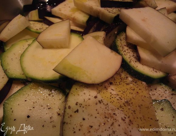 Отдельно нарезать тыкву, сладкий картофель (на колечки/кружочки, как желаете) и выложить на противень. В духовке запекать мин.10 при 180 градусах. Перевернуть и запекать еще 5-10 мин. Добавить остальные овощи (цукини, баклажан), запекать 15 мин., либо до тех пор, пока овощи не станут мягкими. Перевернуть овощи 1 раз во время запекания.